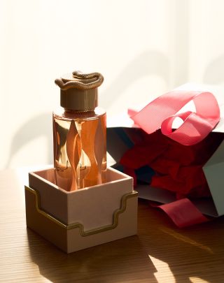 🖤 LATTAFA TERIAQ – sladká temnota v luxusnom balení Predstav si vôňu, kde sa karamel mieša s horkou mandľou, med sa objíma...